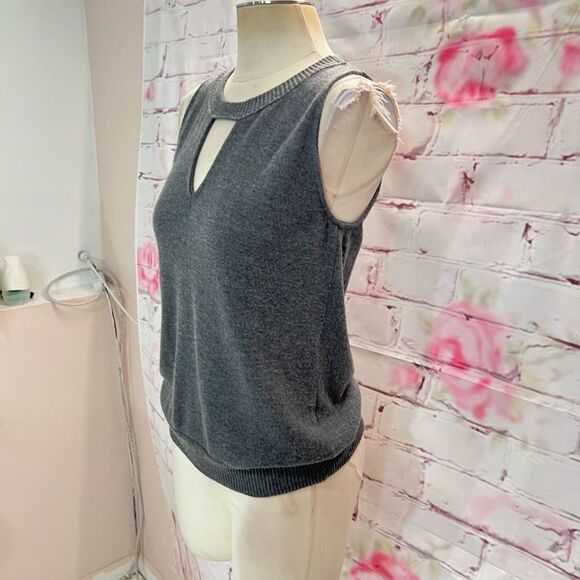 🔥5 for $25 sale🔥 Feel the Piece Terre Jacobs Gray Sleeveless Keyhole sweater - Picture 4 of 11